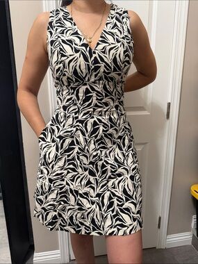 Black and White Leaf-Print V-Neck Mini Dress